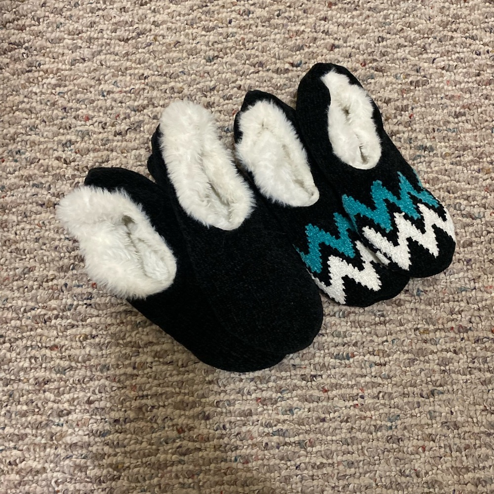 Free Country Black and Chevron Slippers